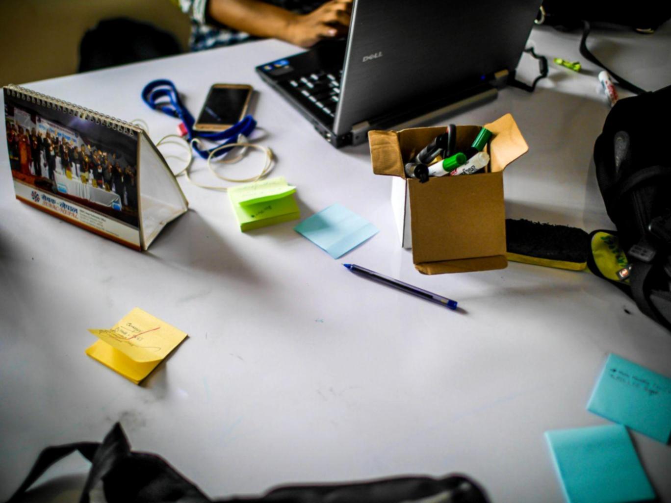 Groupe de professionnels collaborant sur des stratégies financières